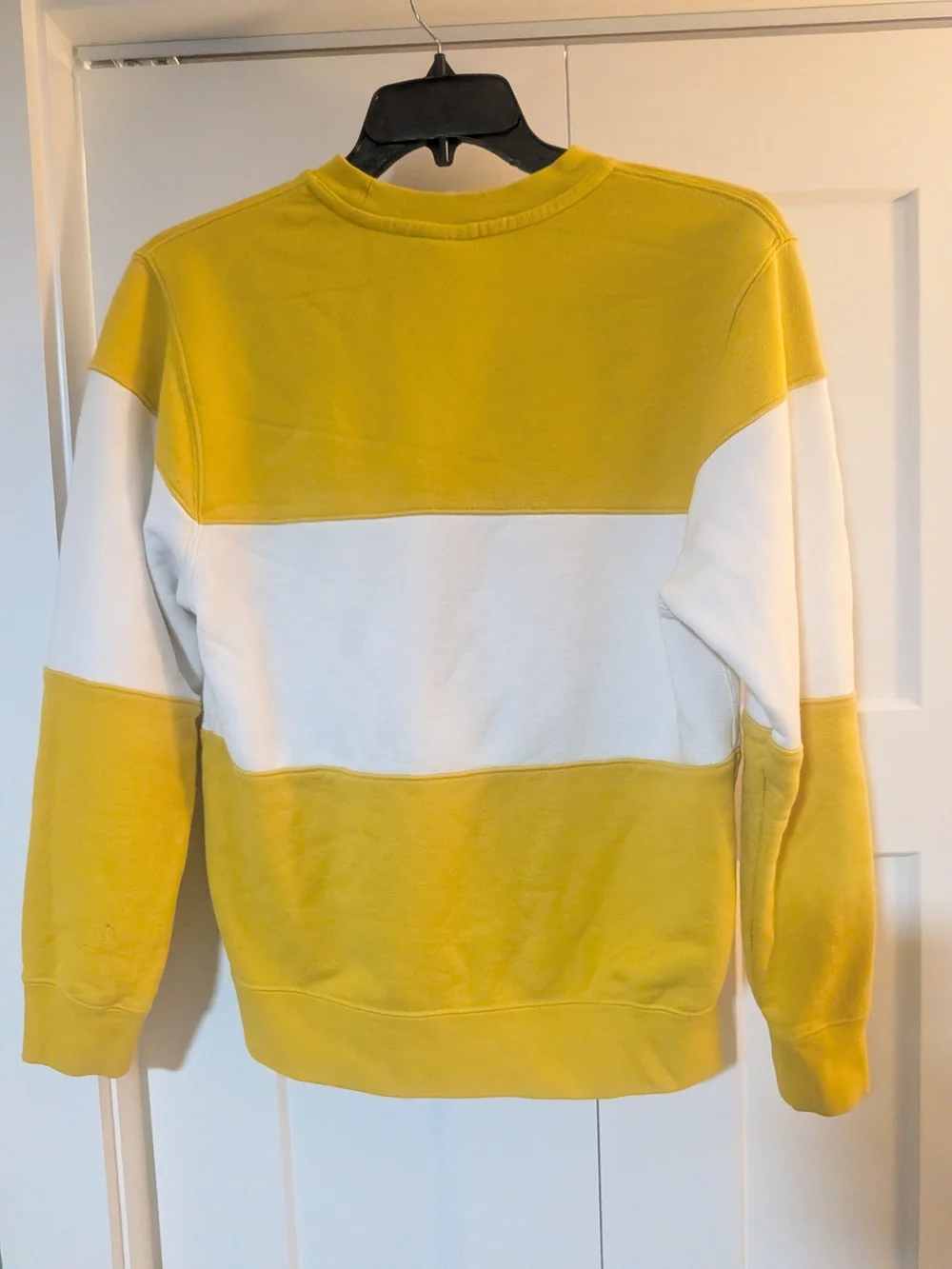 Nike Sportswear Club Fleece Crew-Neck Sweatshirt  Yellow & White Women's Small